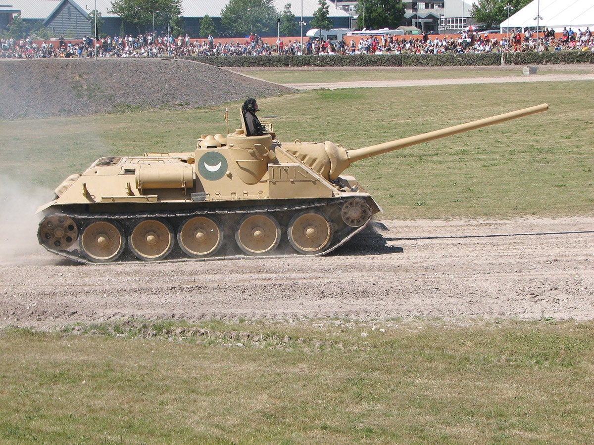 A late SD-100 Czechoslovakian-built version of the SU-100 at the Tank Museum in Bovington, Dorset in England. The commander standing in the tubular-shaped position give us as an indication of scale.