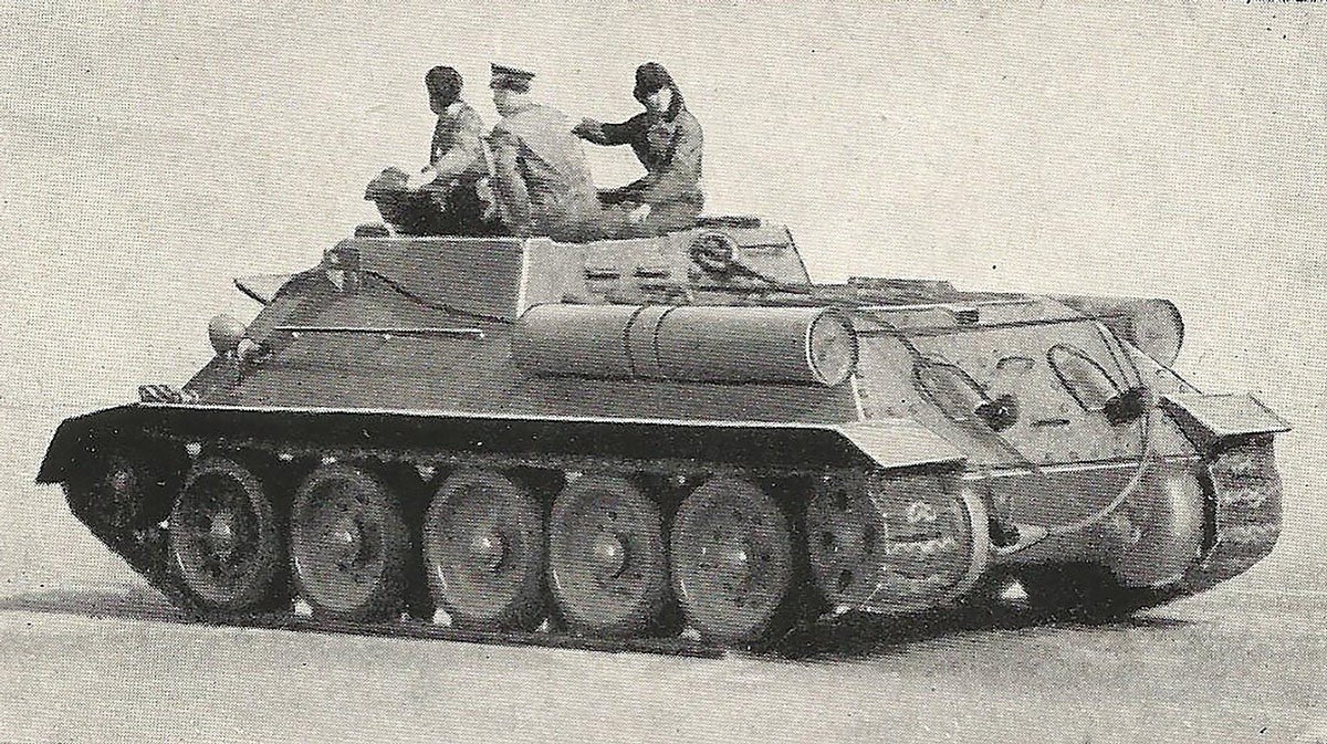 Three members of the crew on a recovery version of the SU-100. Very few were configured to this role. They could be used to recover all types of vehicles.