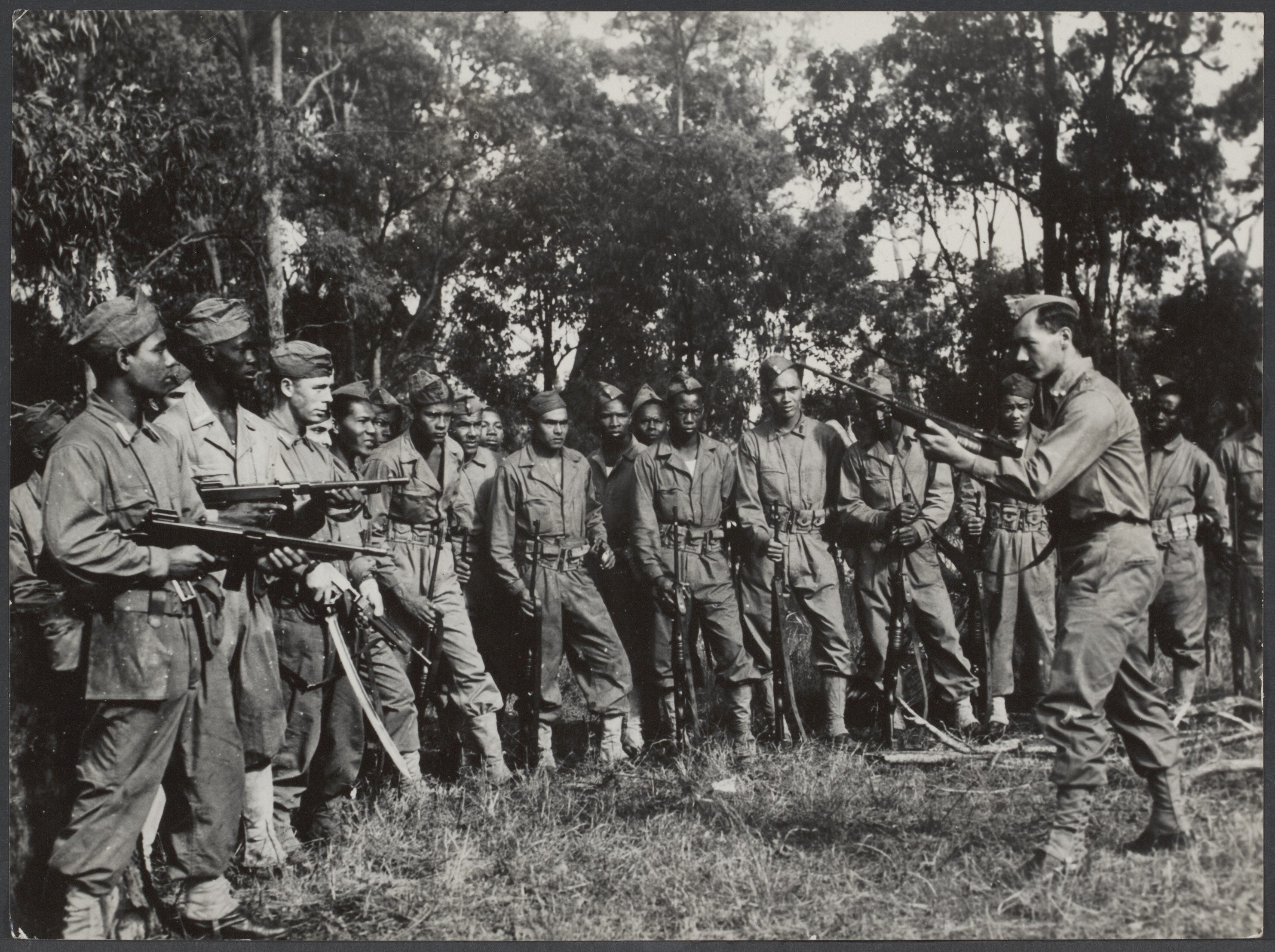 knil_een_oefening_met_machingeweren_in_een_opleidingskamp_op_nieuw-guinea_bestanddeelnr_29013_013.jpg
