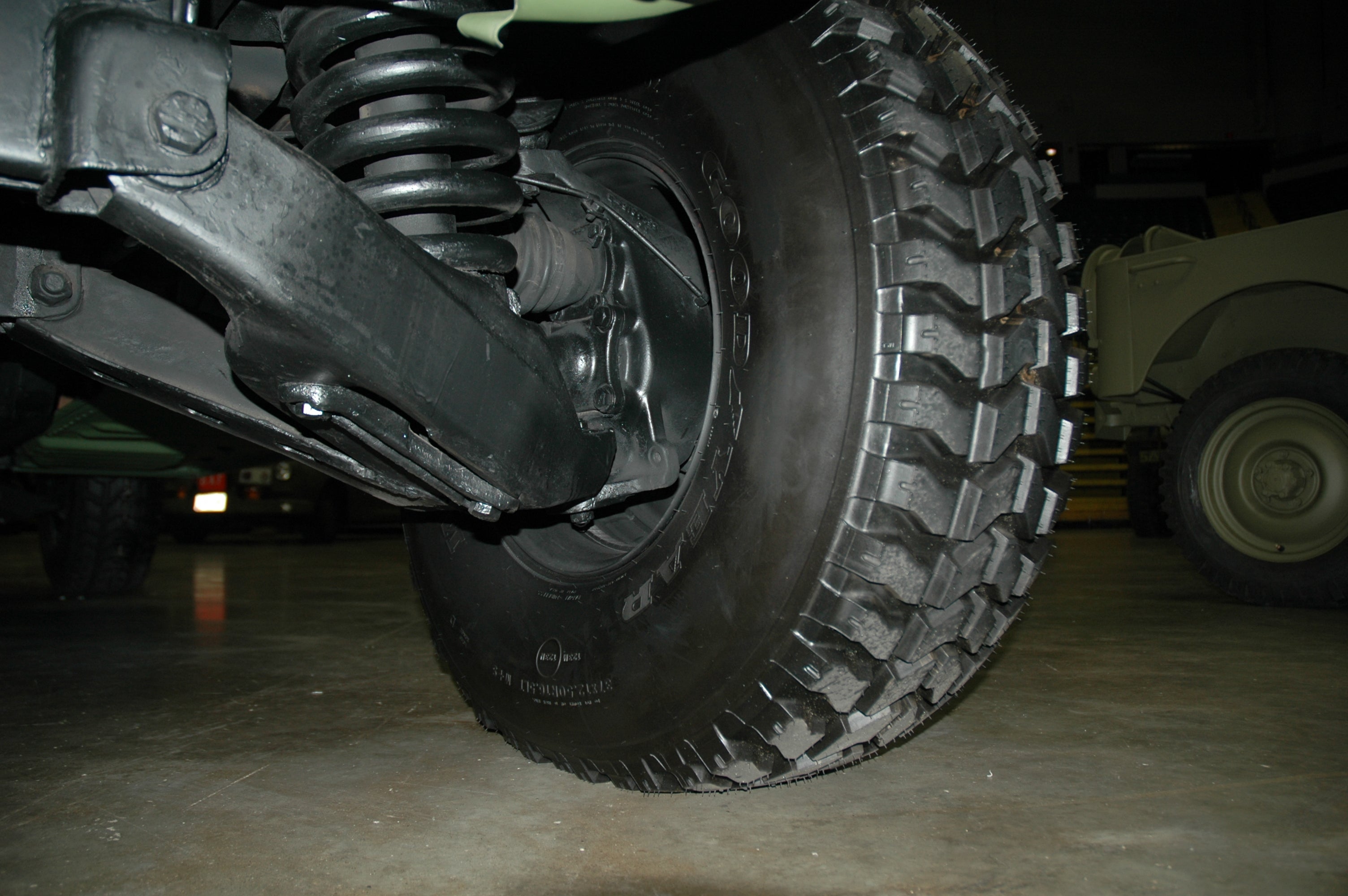 hmmwv-tires-jag0606-0733.jpg