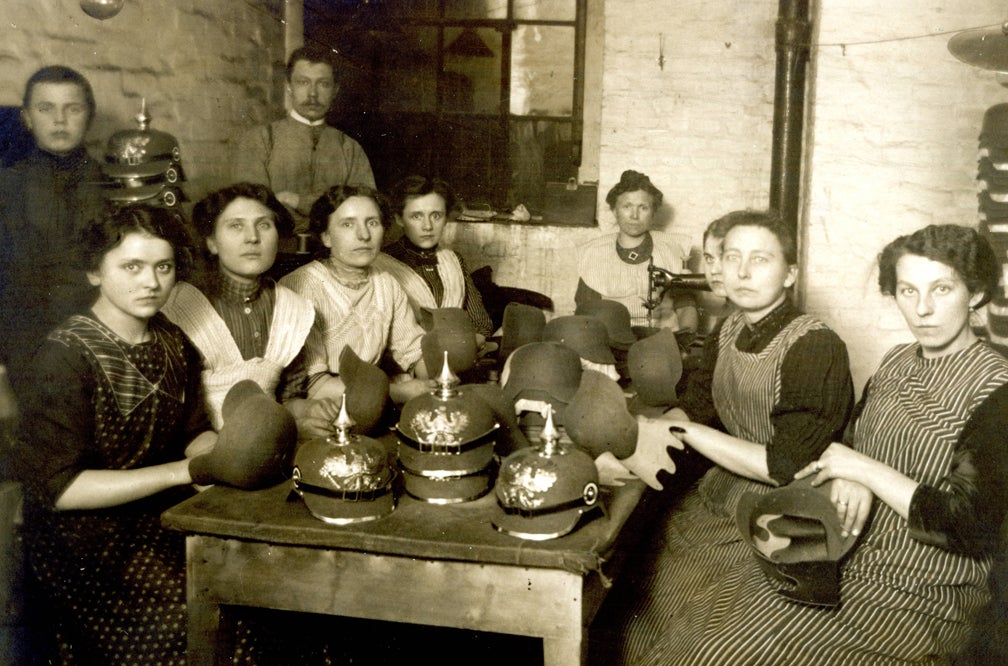assembling-pickelhaubenred.jpg