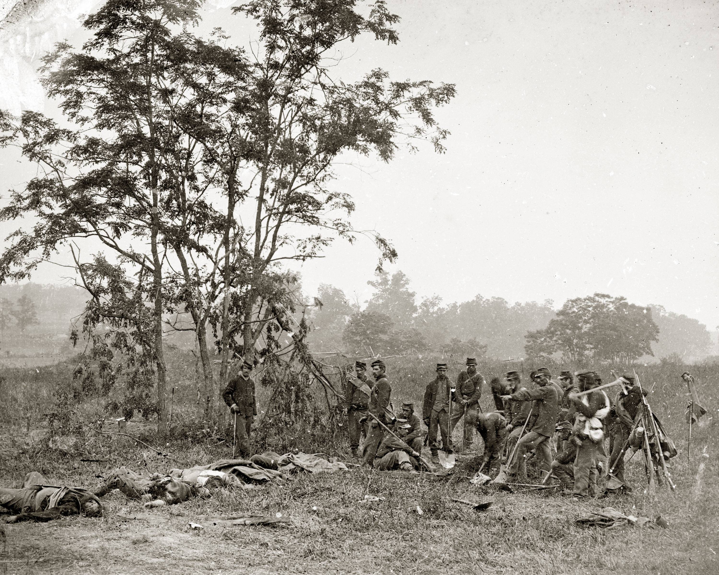battle_of_antietam_1862_burial_crew_of_union_soldiers.jpg
