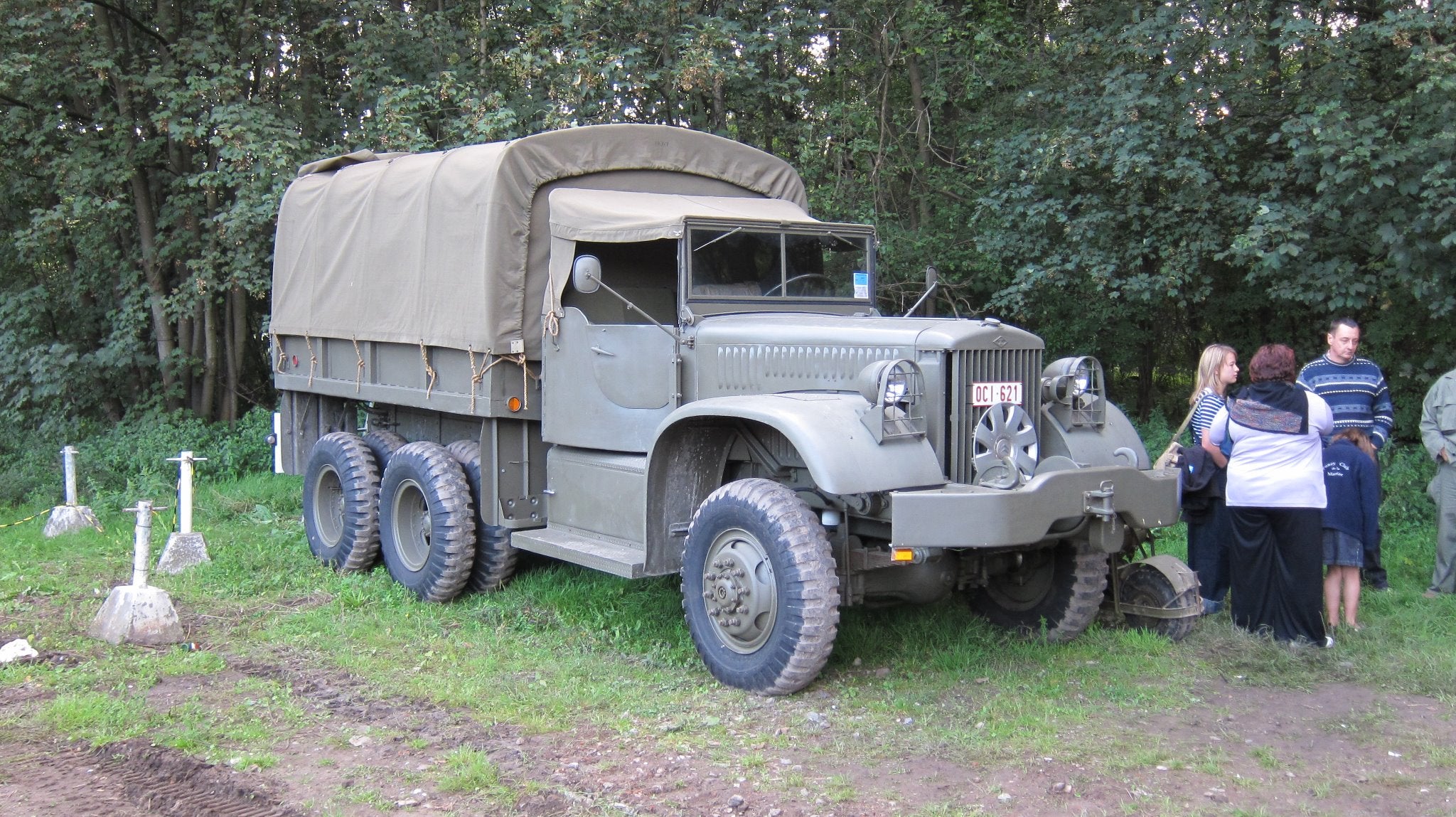 truck-cargo-swb-4ton-6x6-diamond-t-tanks-in-town-2011-mons-belgium-jan-michielsen.jpg