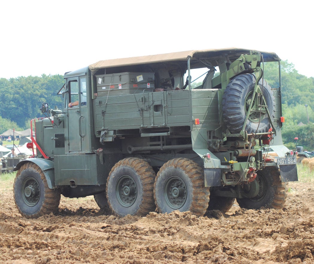 se-4-built-in-1951-making-light-work-of-the-mud.jpg