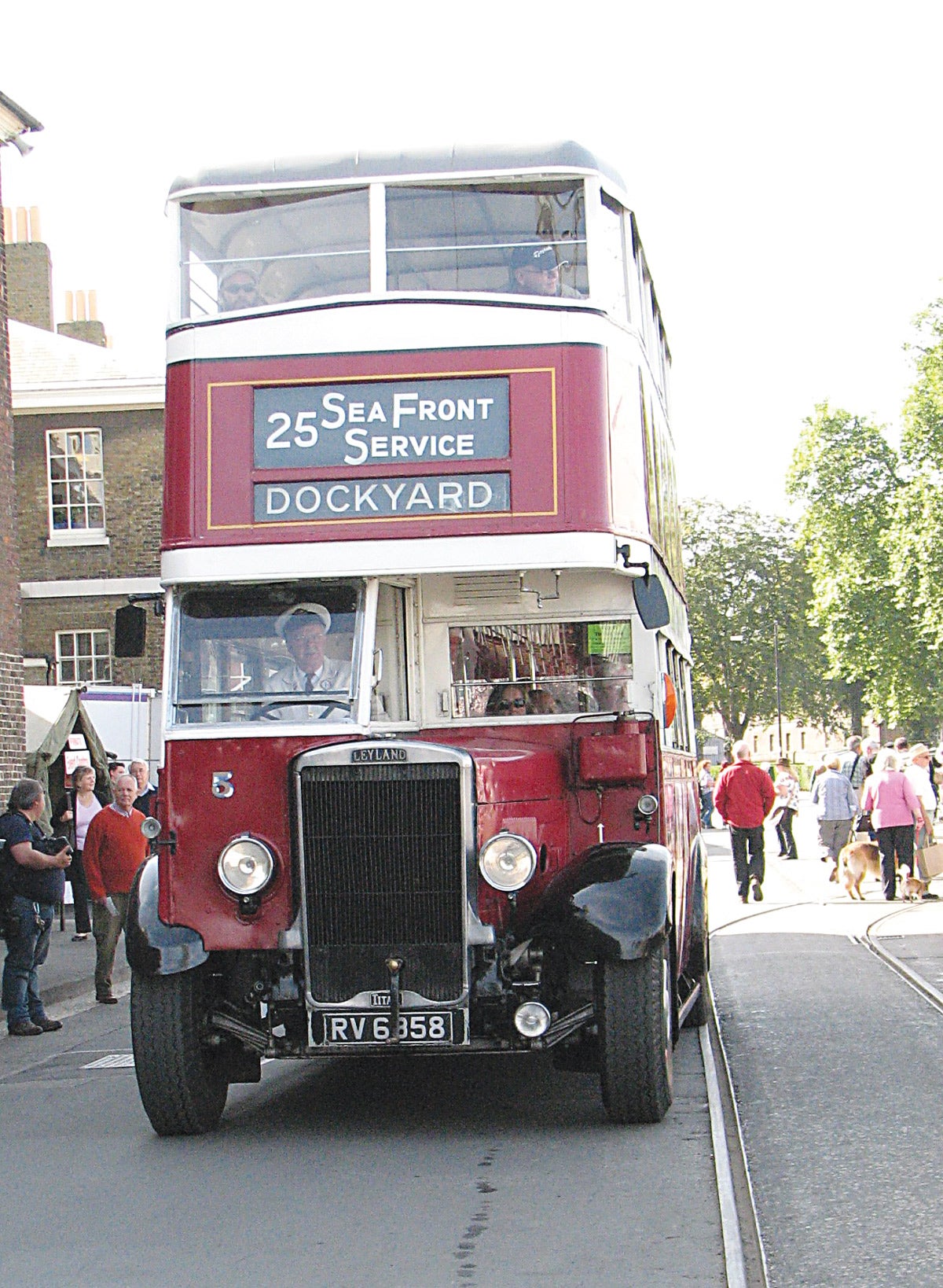 b-2-leyland-titan-bus.jpg